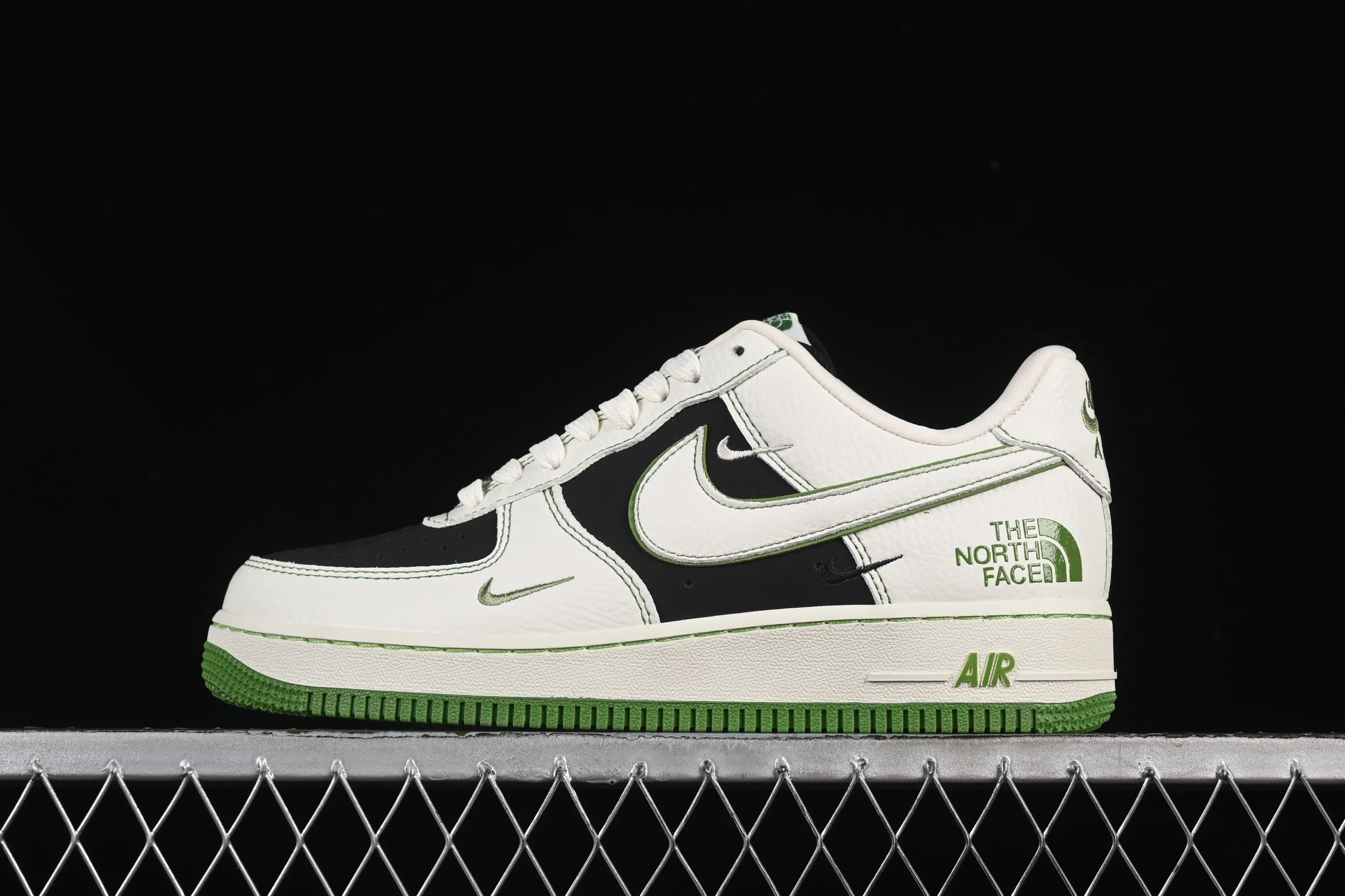 All categories Nk Air Force 1 Air Force series Nk Air Force 1 Low Air Force low top Nike Air Force 1'07 Low North Face joint white, black and green Air Force 1 low top casual sneakers SC9207-527